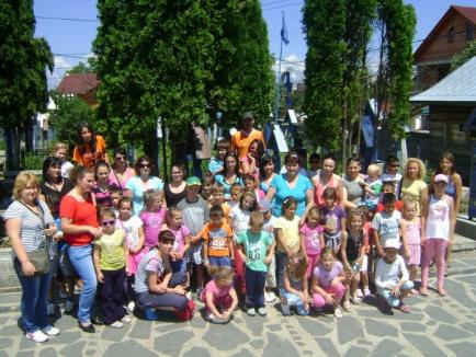 Ca să înveţe că trebuie să facă mişcare pentru a fi sănătoşi, elevii din Ineu s-au plimbat prin Maramureş